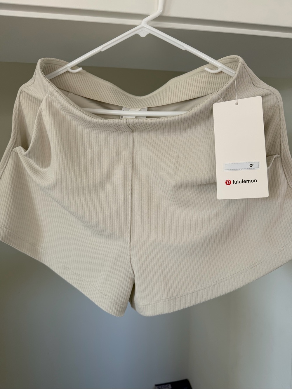NWT Lululemon Women's Ribbed Softstreme HR Short 2”